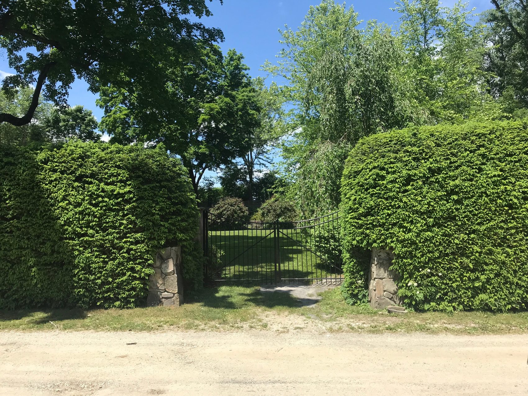 Stone-pillar entrance